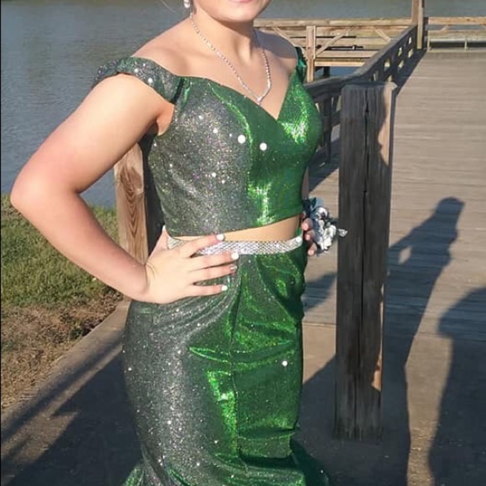 Stunning Emerald Green prom dress